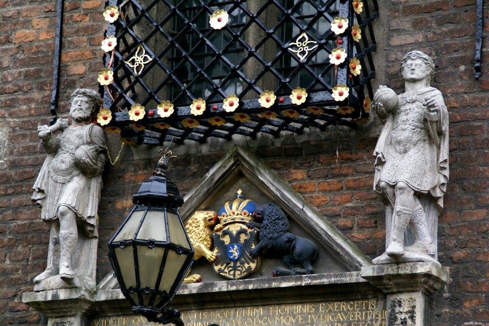 2013.05.30.163322_Statues_Stadhuis_Nijmegen_NL