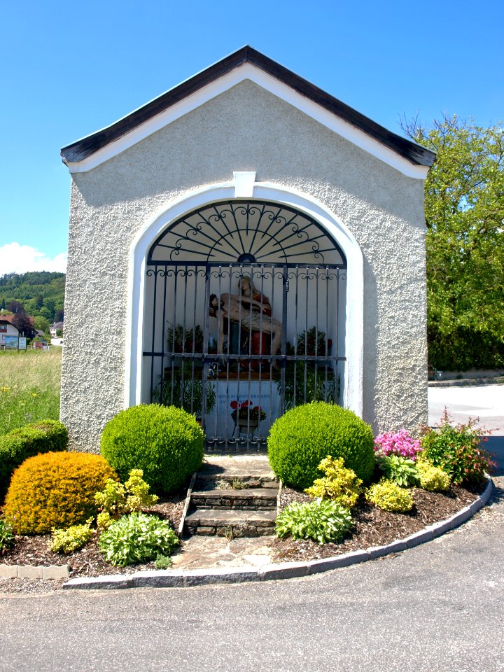 2013.05.28_-_Artstetten-Pöbring_-_Wegkapelle_mit_Pietà_-_01