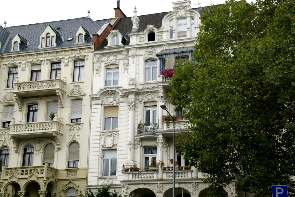 2013.09.08.144249_House_facade_Gutenbergplatz_Wiesbaden