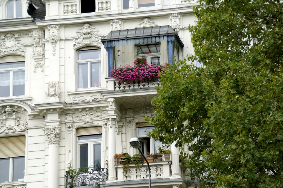 2013.09.08.144329_House_facade_Gutenbergplatz_Wiesbaden
