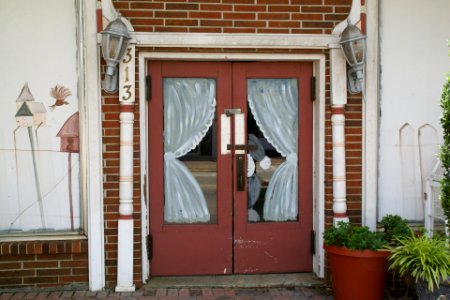 2013.06.29.130446_Fake_curtain_painting_door_Main_St._Hogansville_Georgia