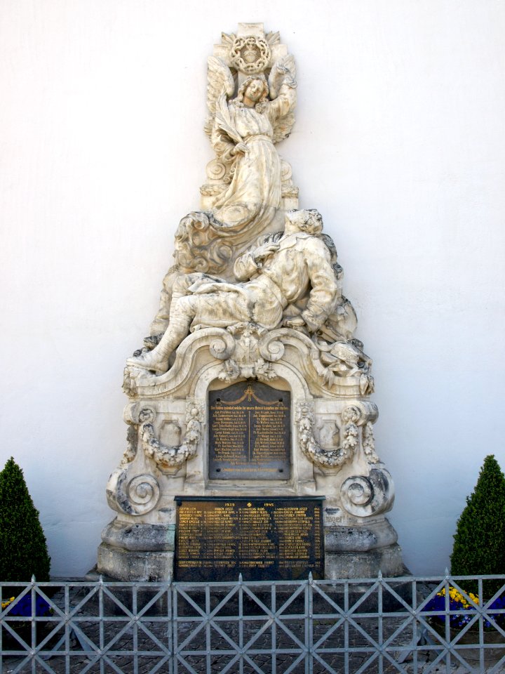2013.04.24_-_Erlauf_(Gemeinde)_-_Pfarrkirche_hl._Johann_Nepomuk_und_Kriegerdenkmal_-_03
