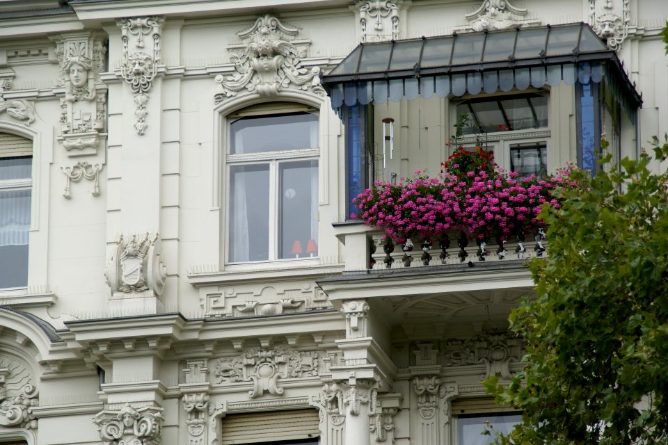 2013.09.08.144342_House_facade_Gutenbergplatz_Wiesbaden