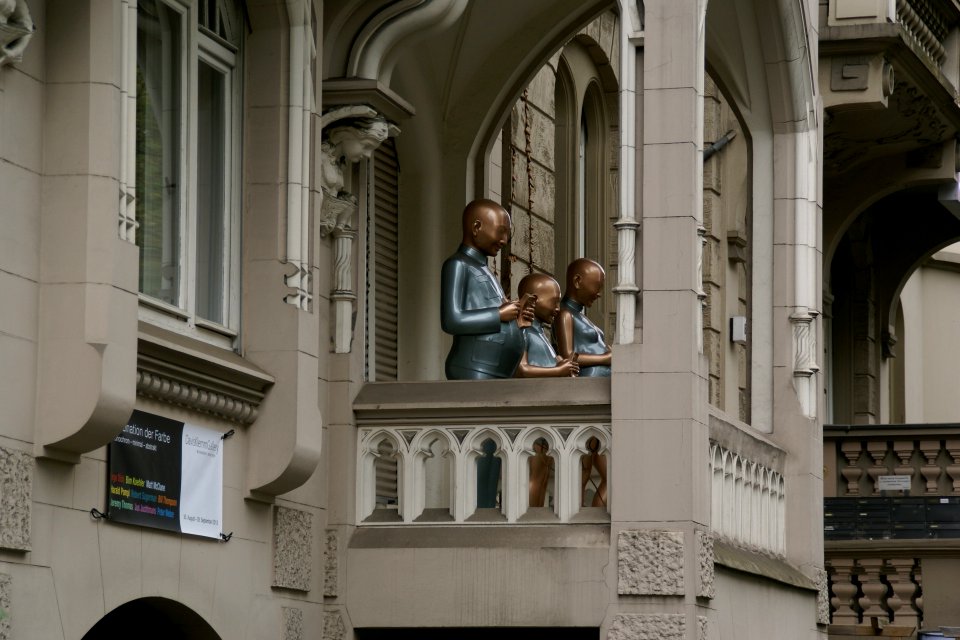2013.09.08.144705_Figures_Kaiser-Friedrich-Ring_Wiesbaden