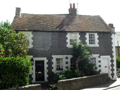 1_and_2_Vicarage_Lane,_Rottingdean_(NHLE_Code_1381073)_(August_2010)