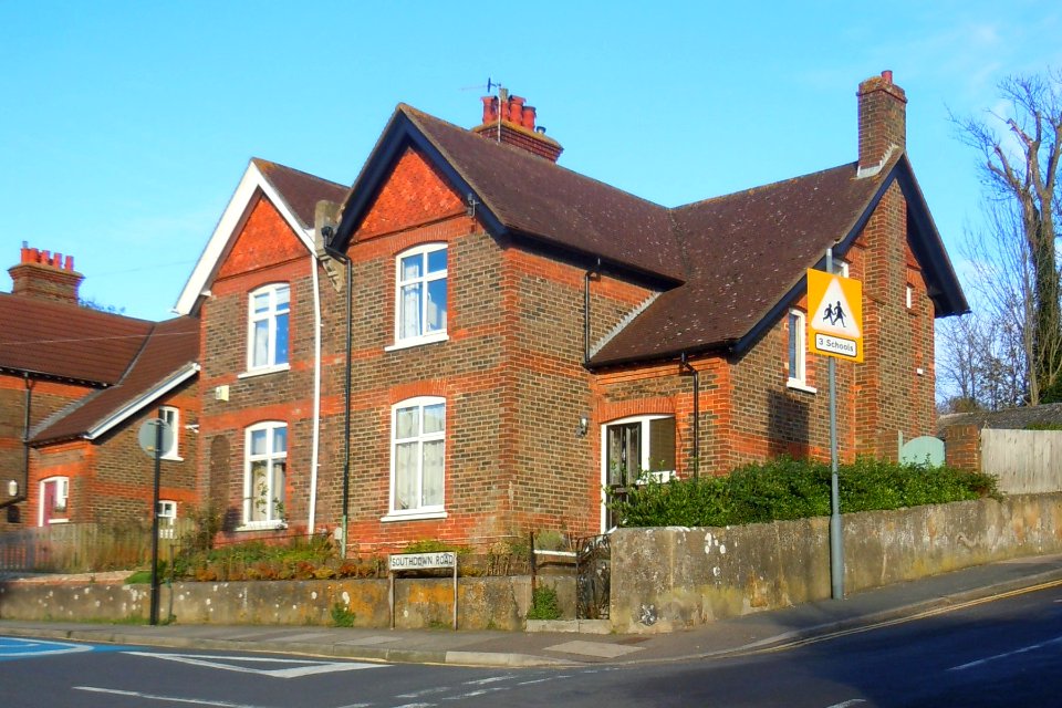 1_and_2_Southdown_Road,_Portslade_(November_2015)