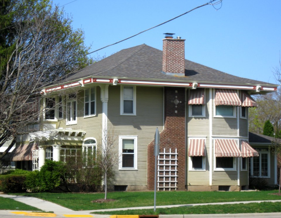 1004_E._Main_St.,_East_Side_Historic_District,_Stoughton,_WI