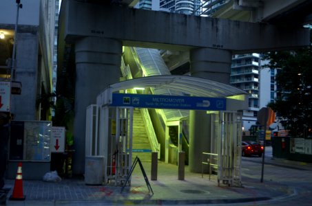 10_Street_MM_stop_entrance