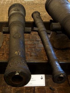 1_pounder_16th_century_bronze_canon_(left)_at_the_Royal_Danish_Arsenal_Museum_(Copenhagen)