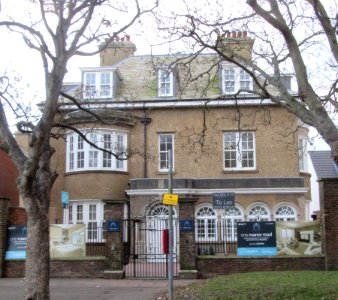 1_Manor_Road,_Kemptown,_Brighton_(December_2016)_(1)