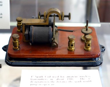 1_inch_spark_coil_for_amateur_wireless_transmitters,_c._1908_-_Bennington_Museum_-_Bennington,_VT_-_DSC08639