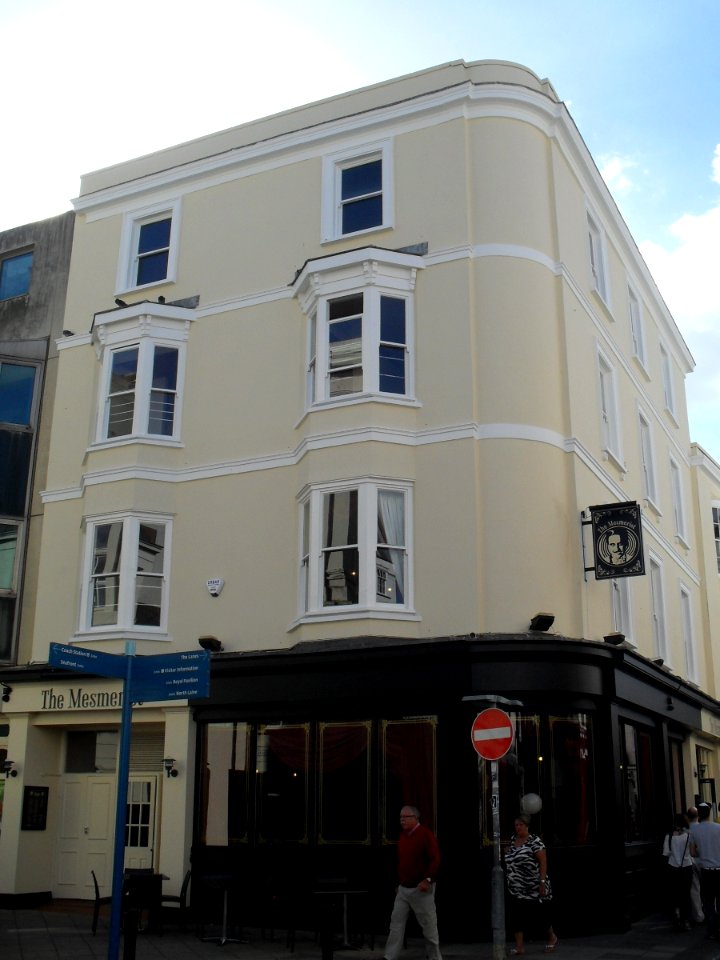 1_Prince_Albert_Street,_The_Lanes,_Brighton_(NHLE_Code_1380763)_(August_2010)