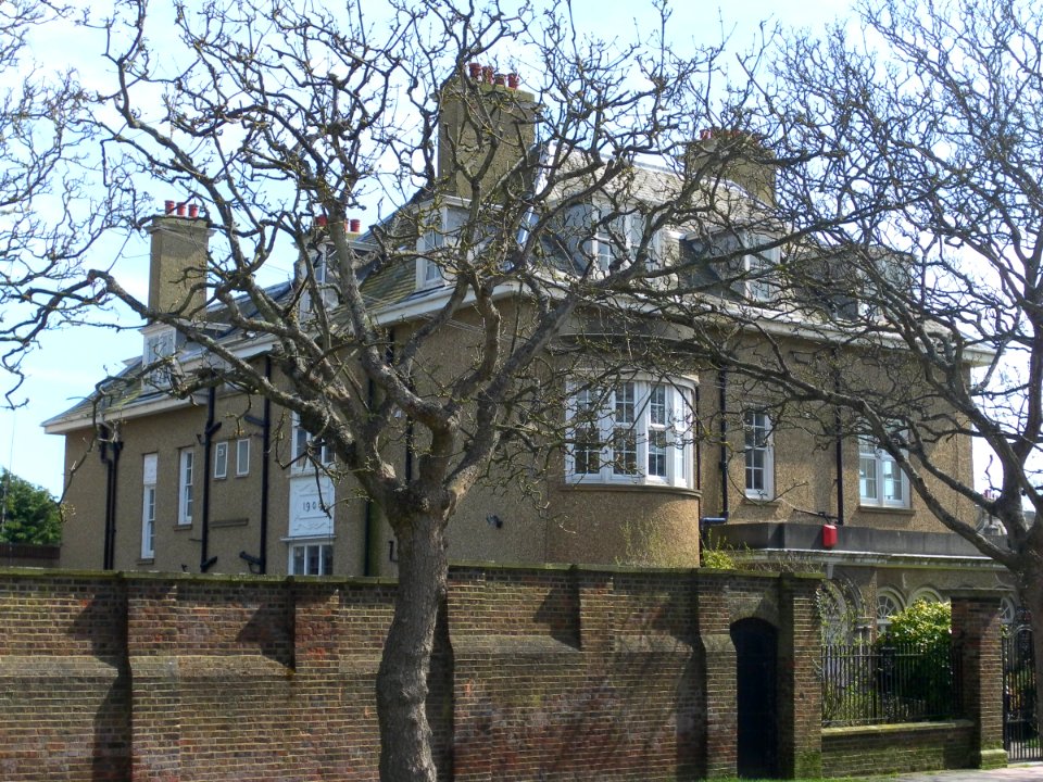 1_Manor_Road,_Kemptown,_Brighton_(April_2013)_(1)