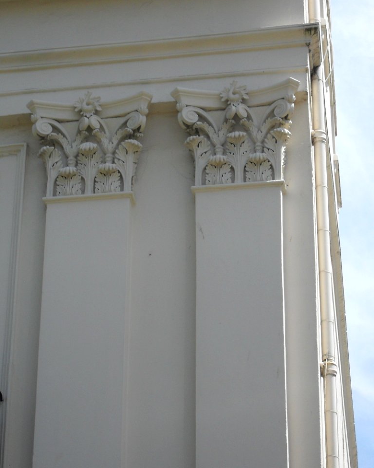 1_Sillwood_Place,_Brighton_(July_2010)_(Decorative_Capitals)