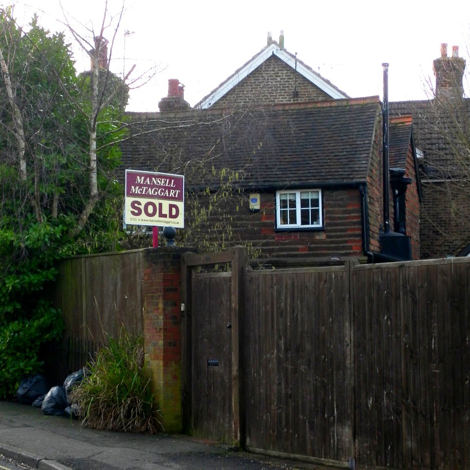 1_Victoria_Road,_West_Green,_Crawley