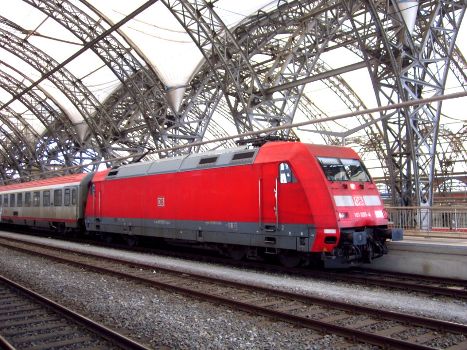 101_035-4_im_Dresdner_Hauptbahnhof