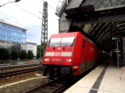101_036-2_mit_einem_EC_im_Dresdner_Hbf