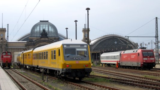 101_015-6_vor_dem_Dresdner_Hauptbahnhof_(3)