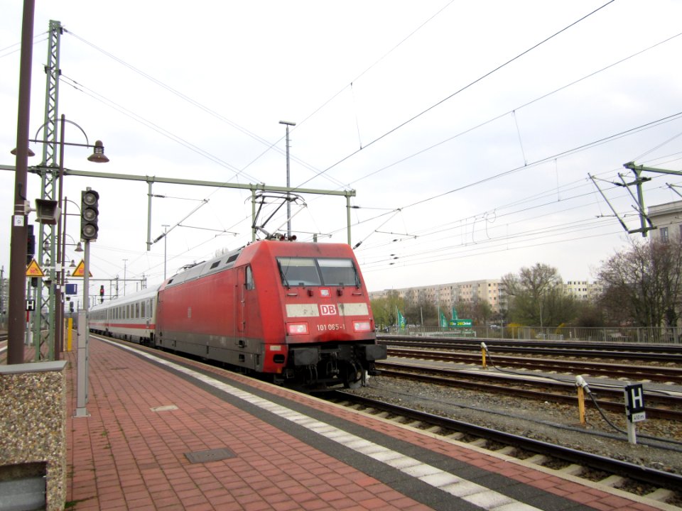 101_065-1_bei_der_Einfahrt_in_den_Dresdner_Hbf