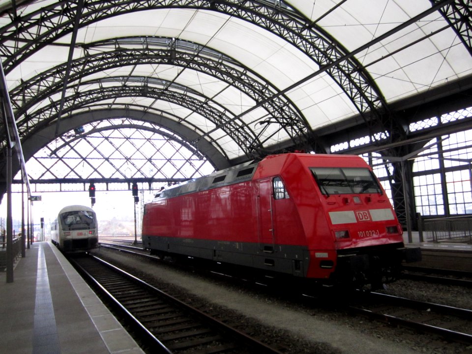 101_032-1_im_Dresdner_Hauptbahnhof