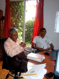 03_Chief_Guest_with_organizer_at_2nd_TE-Wikipedian_meetup_Bangalore
