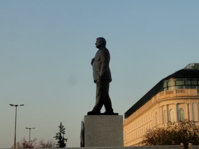 07-11-2018_Warszawa_prace_końcowe_nad_pomnikiem_Lecha_Kaczyńskiego,_2