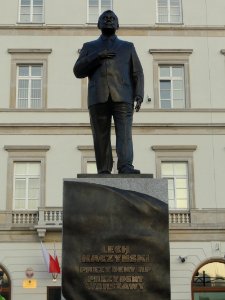 07-11-2018_Warszawa_prace_końcowe_nad_pomnikiem_Lecha_Kaczyńskiego,_4