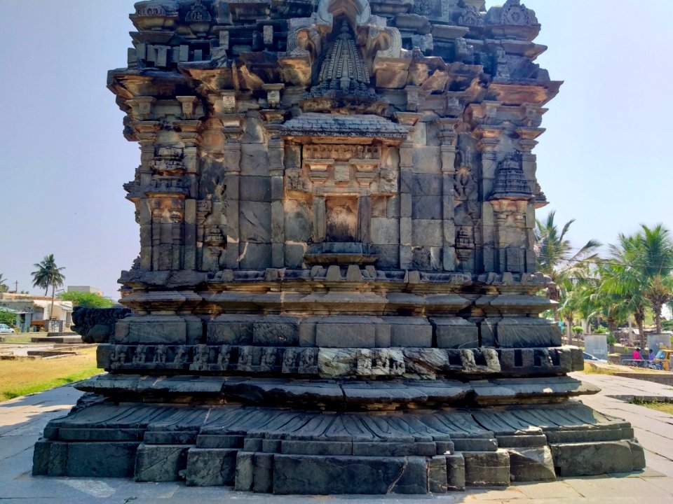 11th_century_Nannesvara_temple,_Lakkundi,_Karnataka_India_-_23