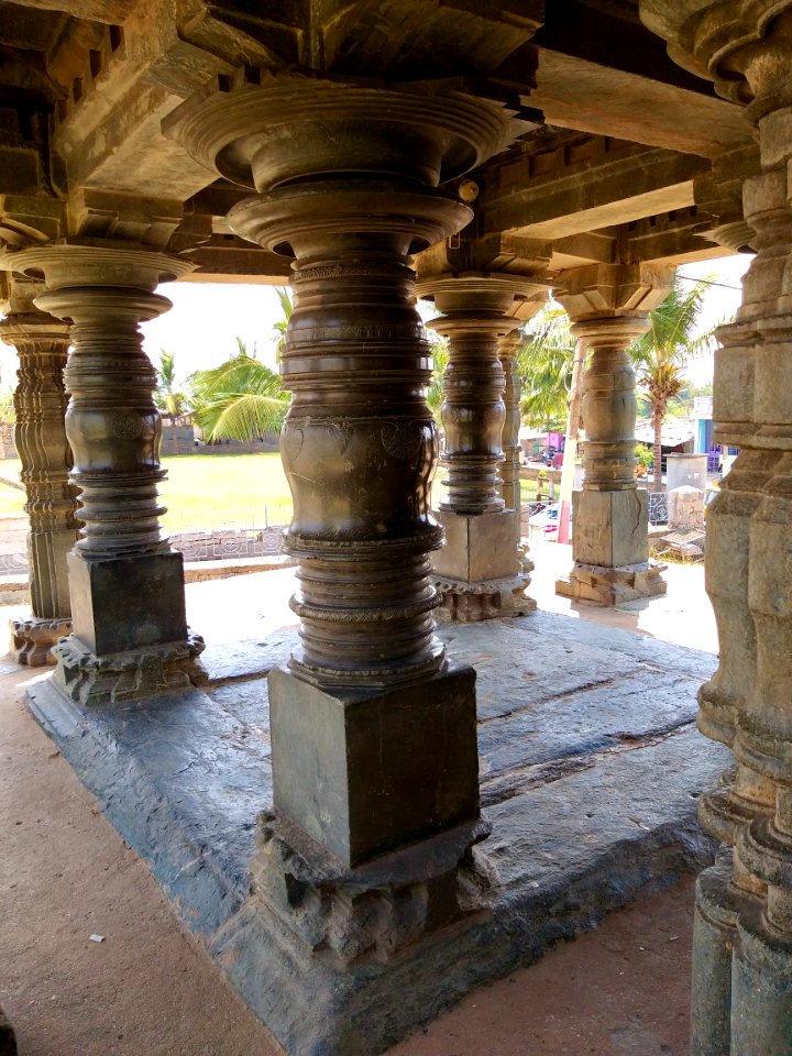 11th_century_Nannesvara_temple,_Lakkundi,_Karnataka_India_-_39