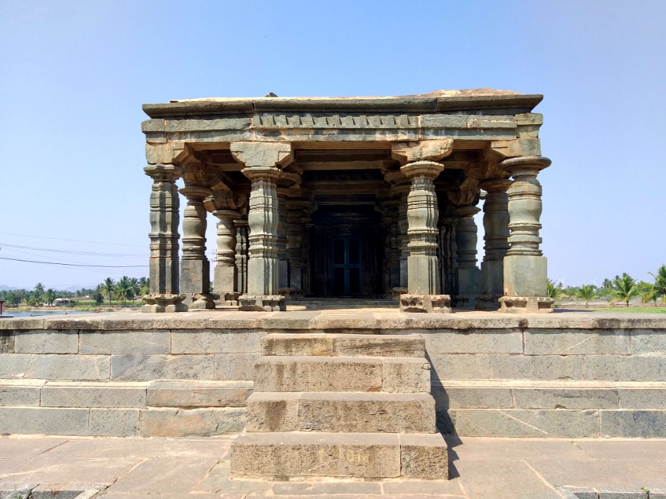11th_century_Nannesvara_temple,_Lakkundi,_Karnataka_India_-_02