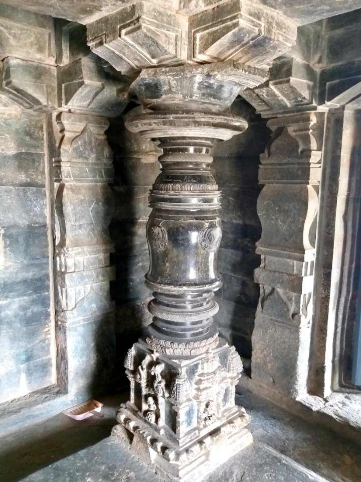 11th_century_Nannesvara_temple,_Lakkundi,_Karnataka_India_-_49