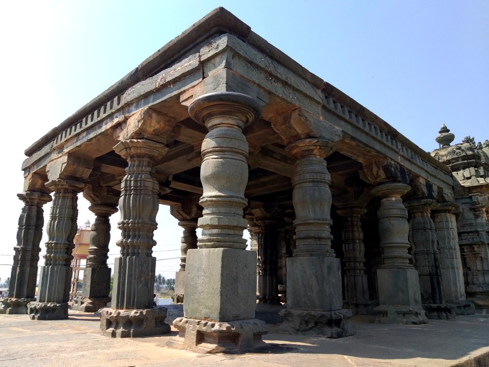 11th_century_Nannesvara_temple,_Lakkundi,_Karnataka_India_-_34