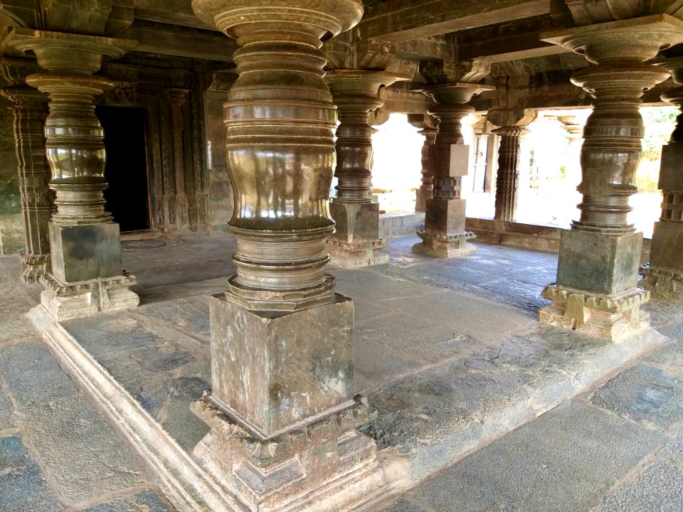 11th_century_Brahma_Jinalaya_temple,_Lakkundi,_Karnataka_India_-_19