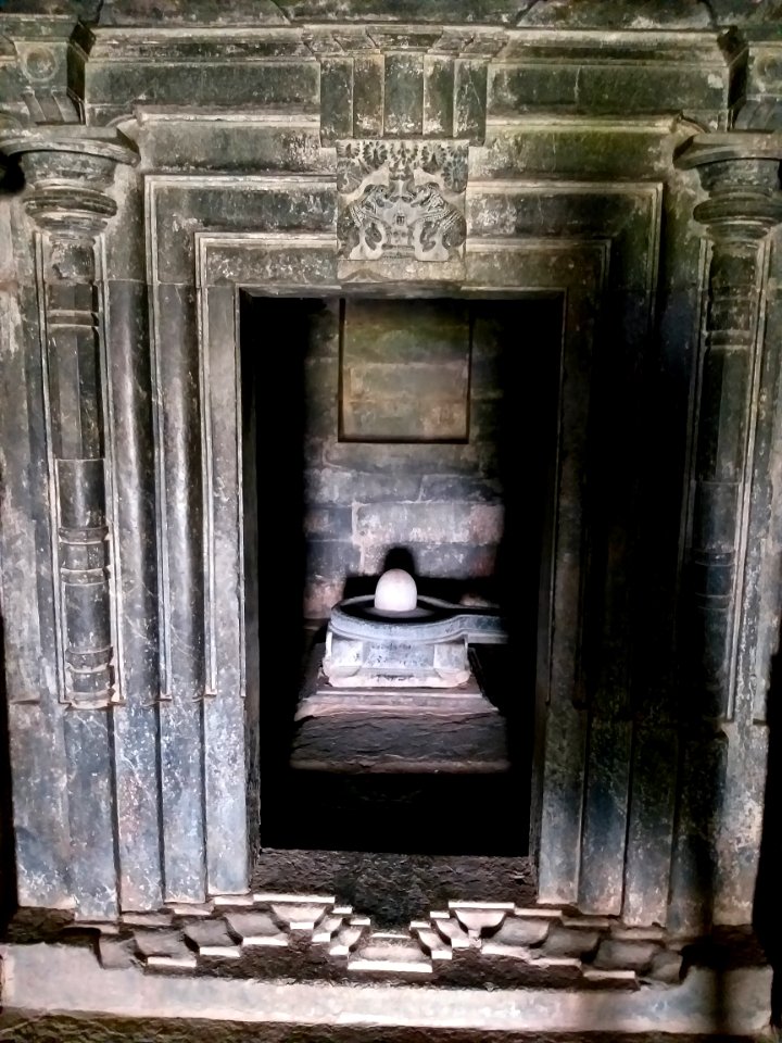 11th_century_Nannesvara_temple,_Lakkundi,_Karnataka_India_-_44