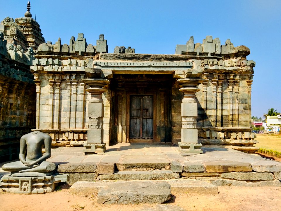 11th_century_Brahma_Jinalaya_temple,_Lakkundi,_Karnataka_India_-_09