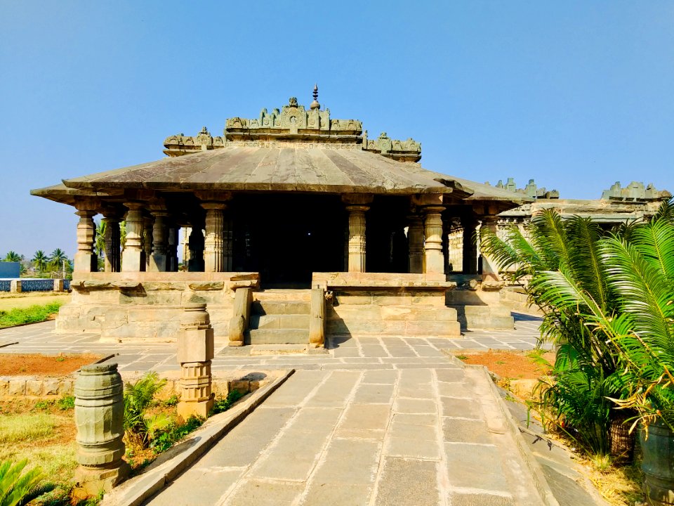 11th_century_Brahma_Jinalaya_temple,_Lakkundi,_Karnataka_India_-_02