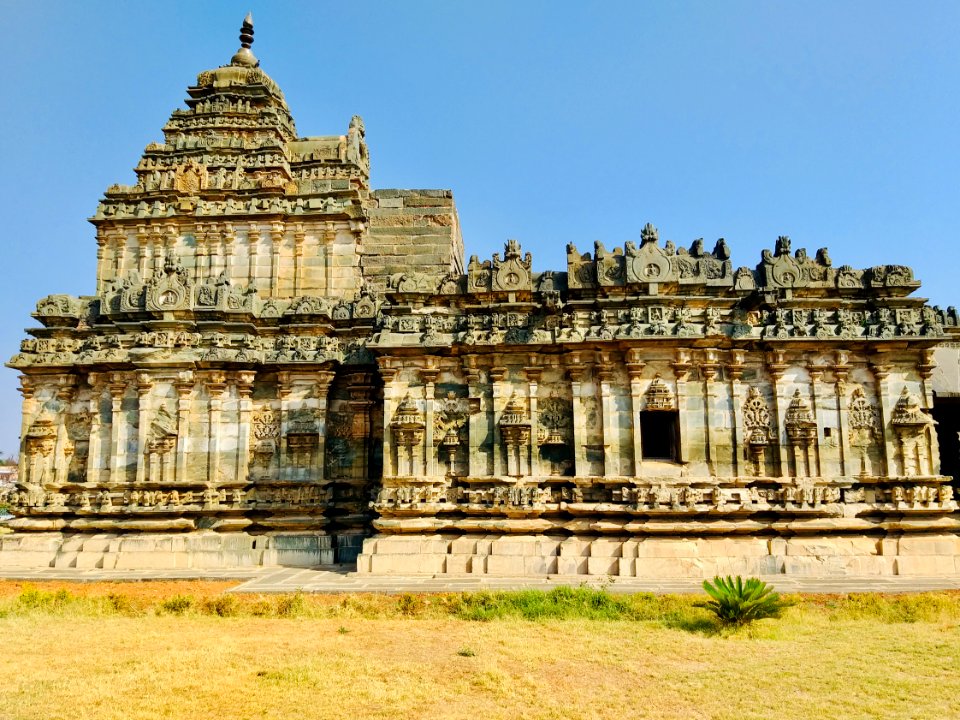 11th_century_Brahma_Jinalaya_temple,_Lakkundi,_Karnataka_India_-_11