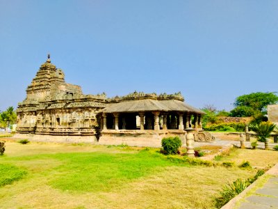 11th_century_Brahma_Jinalaya_temple,_Lakkundi,_Karnataka_India_-_01