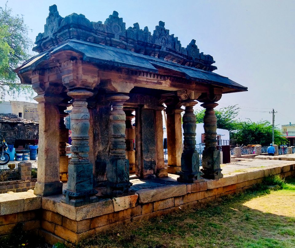 11th_century_Brahma_Jinalaya_temple,_Lakkundi,_Karnataka_India_-_101