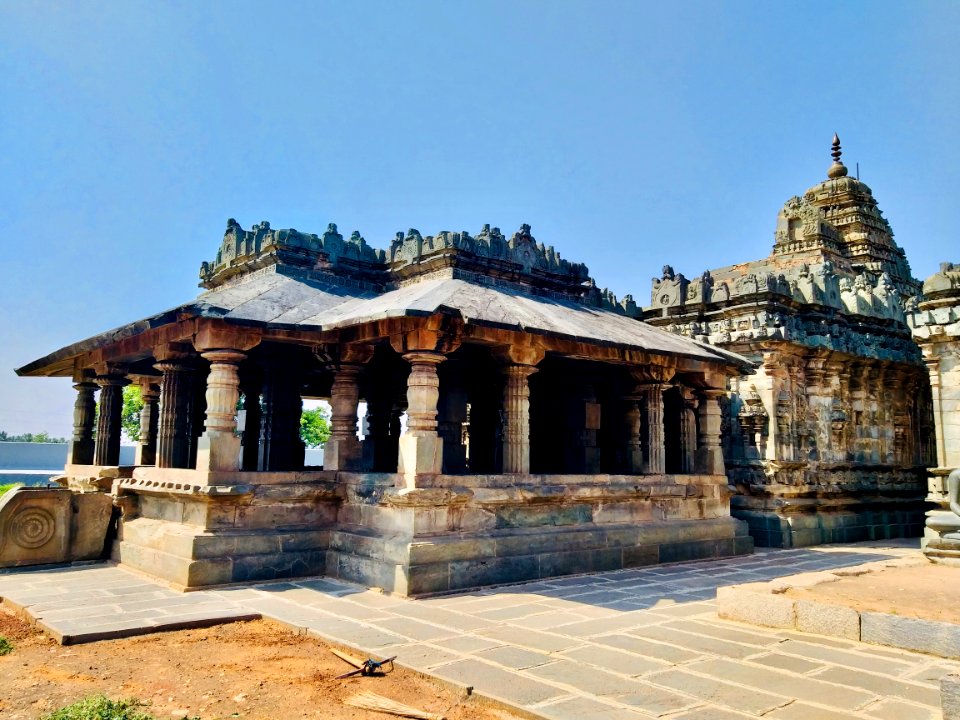 11th_century_Brahma_Jinalaya_temple,_Lakkundi,_Karnataka_India_-_74