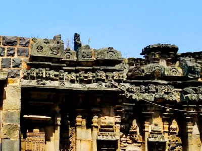 11th_12th_century_Kumbhareshwara_temple,_Lakkundi,_Karnataka_India_-_2