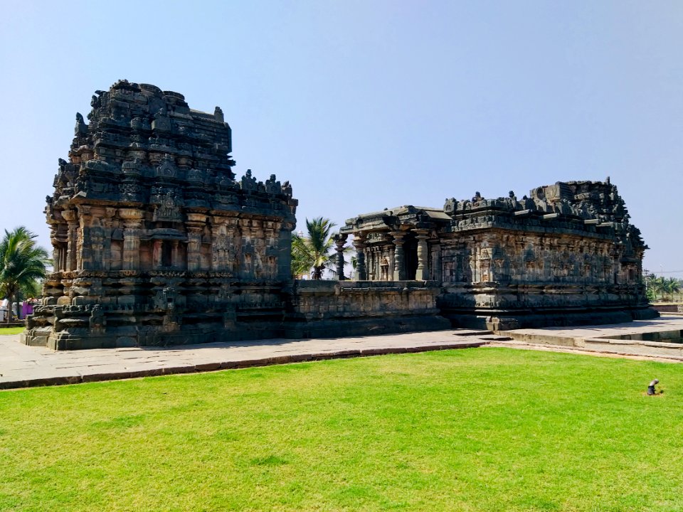 11th_century_Kasivisvesvara_temple,_Lakkundi,_Karnataka_India_-_01