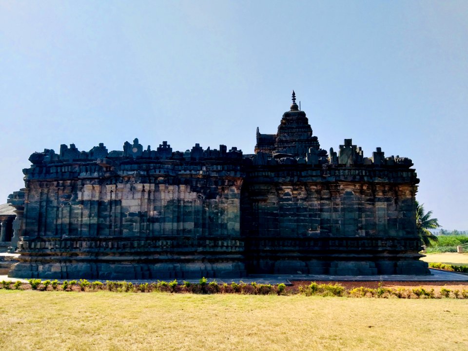 11th_century_Brahma_Jinalaya_temple,_Lakkundi,_Karnataka_India_-_10