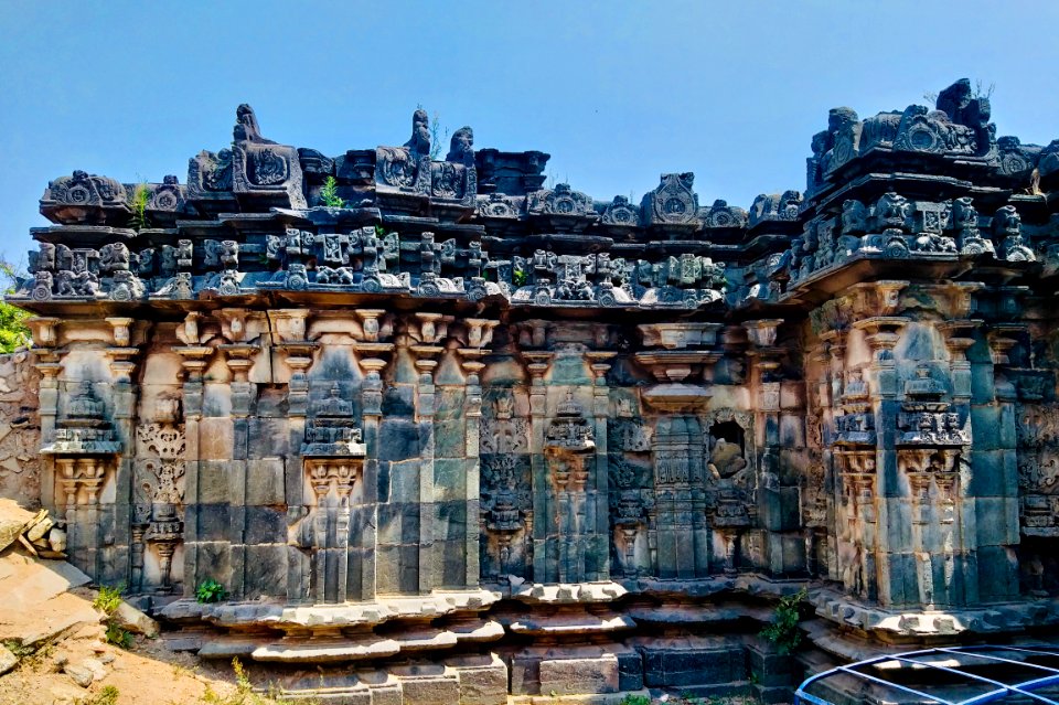 11th_12th_century_Kumbhareshwara_temple,_Lakkundi,_Karnataka_India_-_01