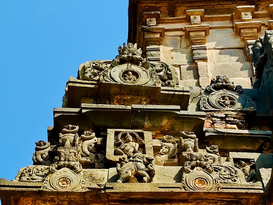 11th_century_Brahma_Jinalaya_temple,_Lakkundi,_Karnataka_India_-_64