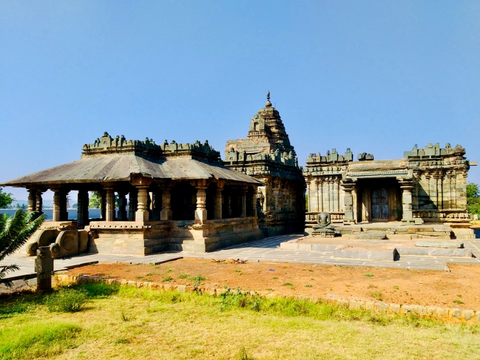 11th_century_Brahma_Jinalaya_temple,_Lakkundi,_Karnataka_India_-_03