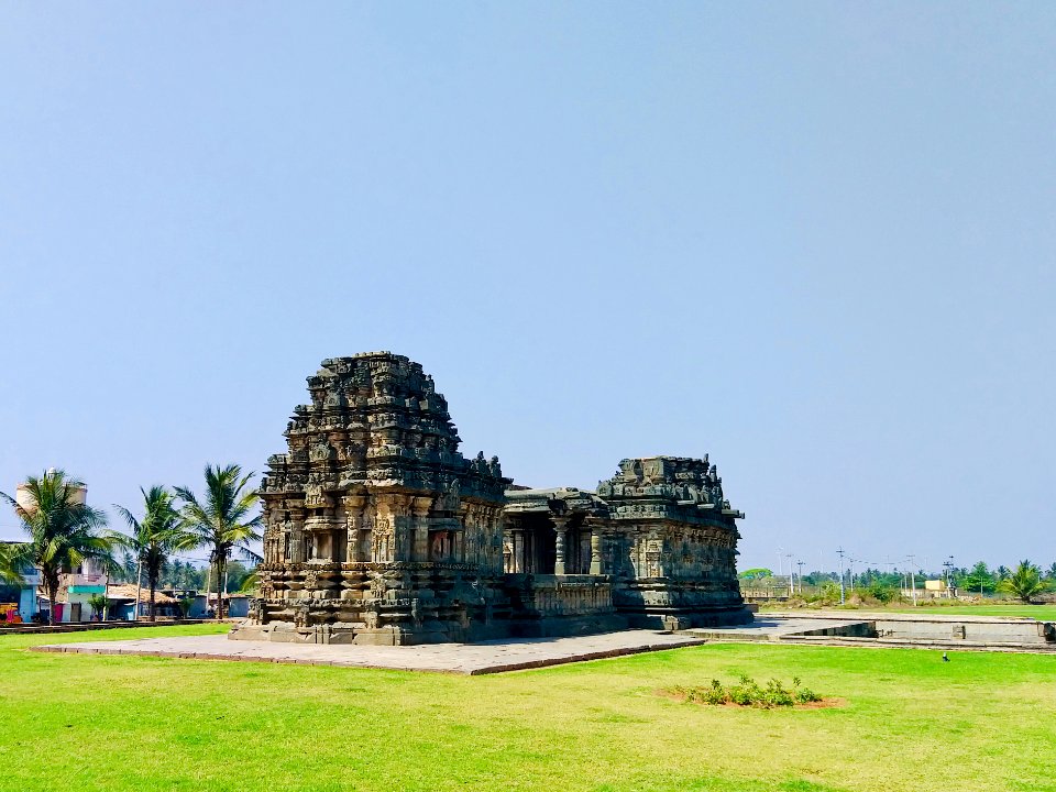 11th_century_Kasivisvesvara_temple,_Lakkundi,_Karnataka_India_-_02