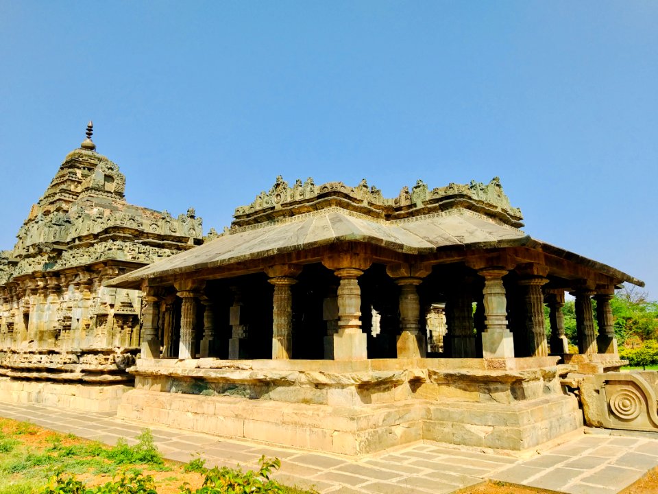 11th_century_Brahma_Jinalaya_temple,_Lakkundi,_Karnataka_India_-_54