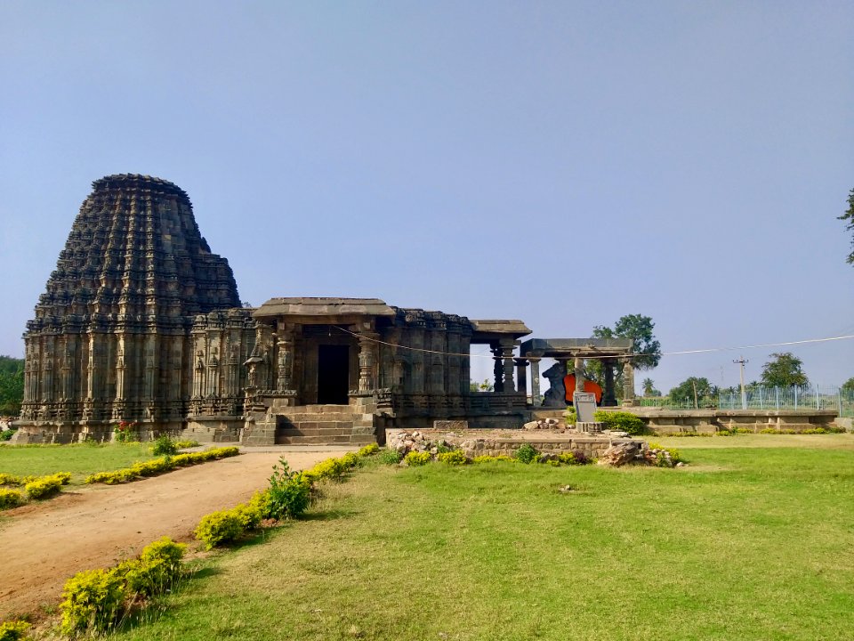 12th_century_Dodda_Basappa_temple,_Dambal,_Karnataka_India_-_20