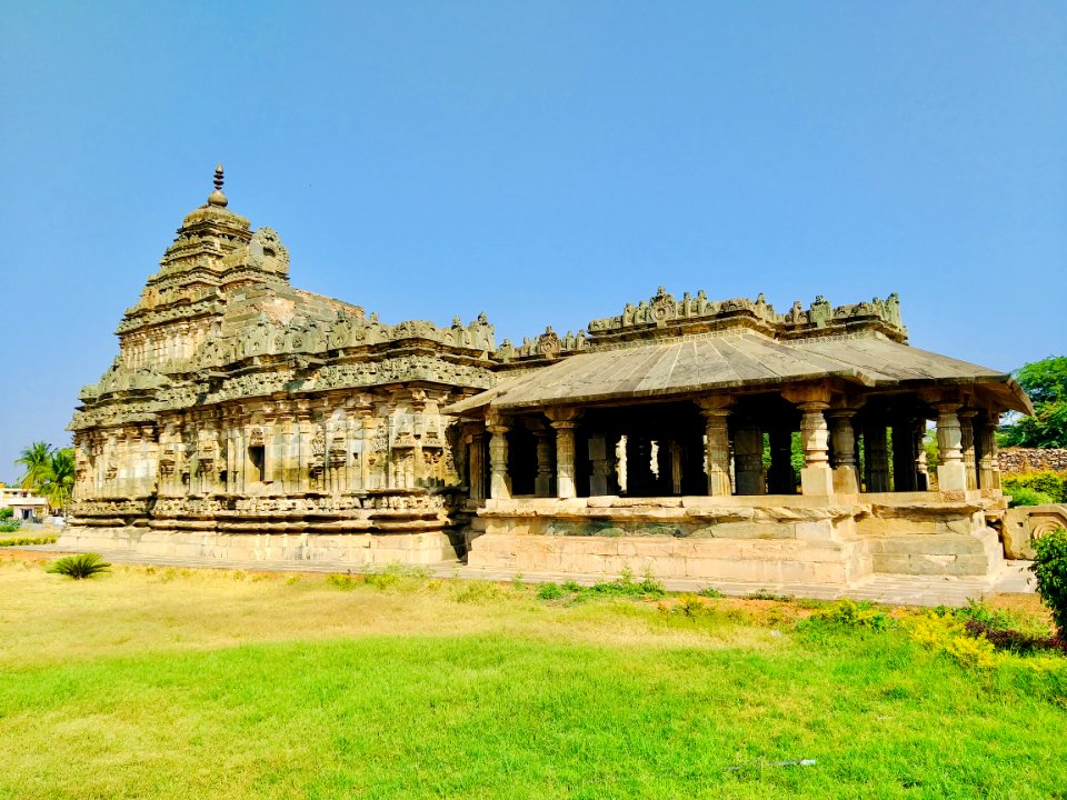 11th_century_Brahma_Jinalaya_temple,_Lakkundi,_Karnataka_India_-_13